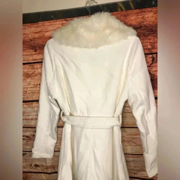❄️🐩White / Cream Faux Fur coat🐩❄️ - Picture 4 of 10